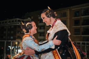 Las Falleras Mayores de Paterna 2023, Verónica Amorós y Lucía Pedregal, durante la Crida